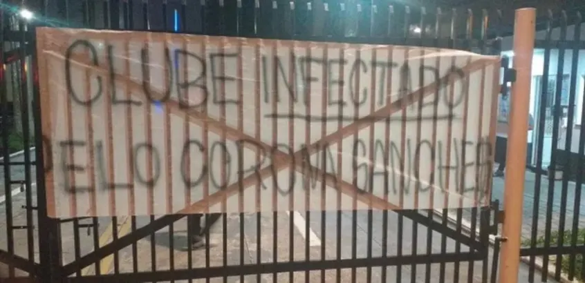 Apesar da paralisação, torcida do Corinthians segue protestando contra a diretoria