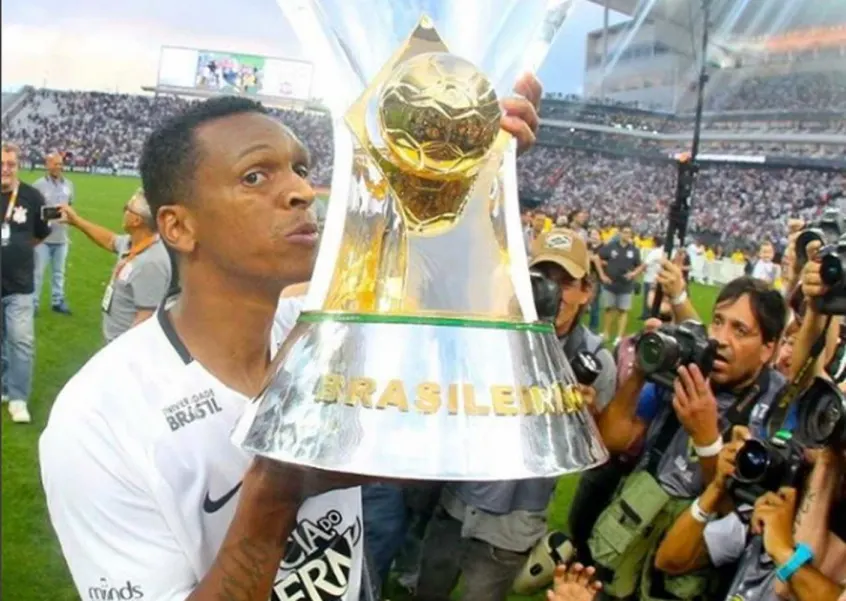Corinthians parabeniza atacante Jô nas redes sociais do clube