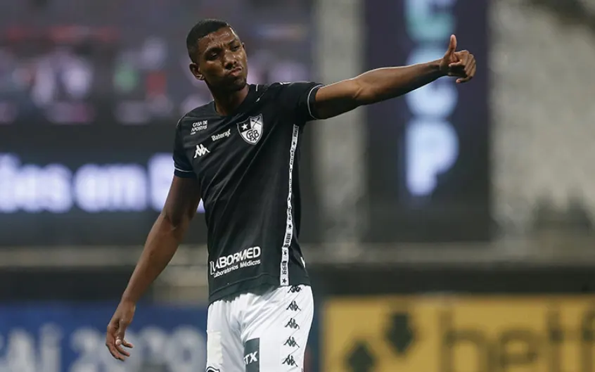 Corinthians tenta contratar Kanu, do Botafogo, e pode envolver jogador na negociação