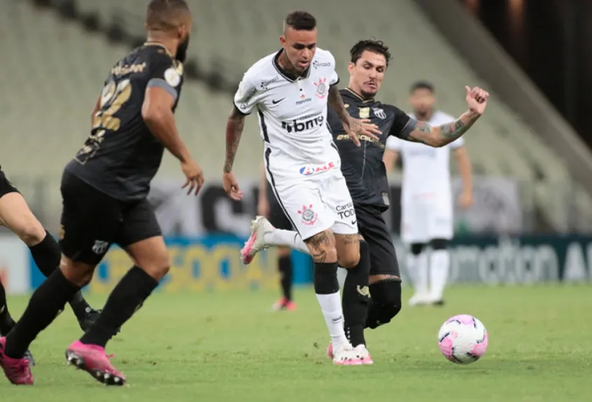 Corinthians é derrotado pelo Ceará com pênalti polêmico no final e entra no Z-4