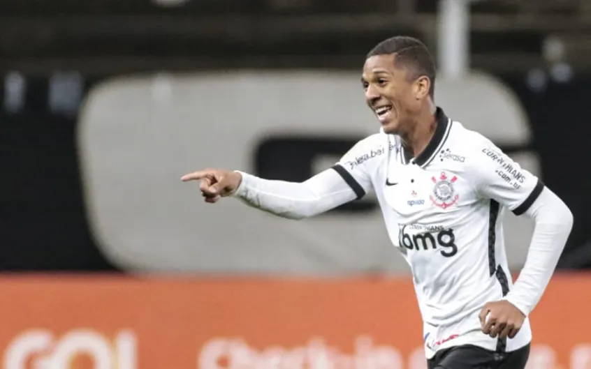 Há quatro jogos sem ser relacionado, Matheus Davó completa um ano de sua estreia pelo Corinthians