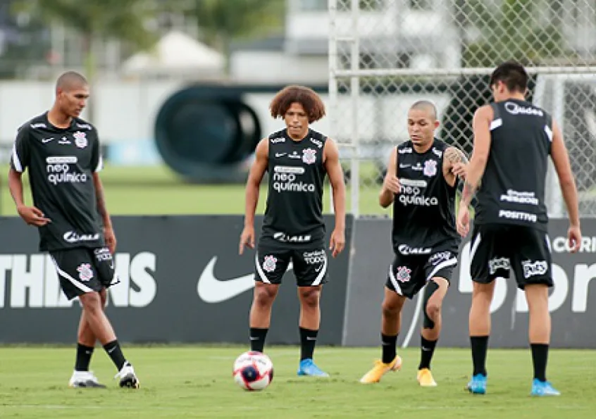 Diretoria do Corinthians tem desafio de reforçar o elenco e reduzir custos