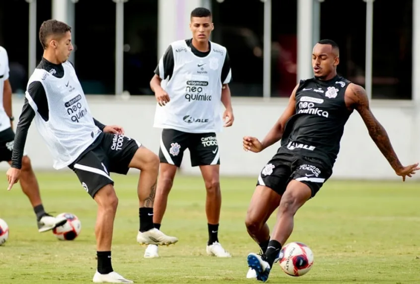 Com ausência de jovem da base, Corinthians segue preparação e treina no CT após folga