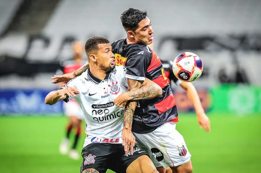 João Victor agrada na lateral, e versatilidade aumenta espaço do atleta no Corinthians