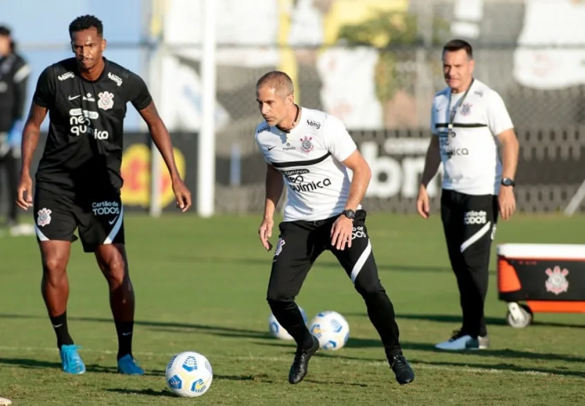 Corinthians vê queda em média de gols, e Sylvinho busca ataque mais consistente