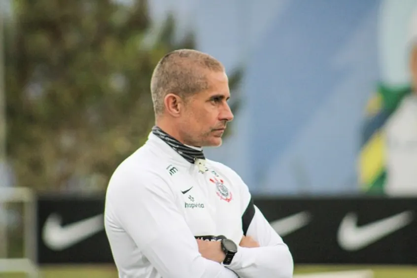 Em baixa com a torcida, Sylvinho vai para o Dérbi com voto de confiança da diretoria