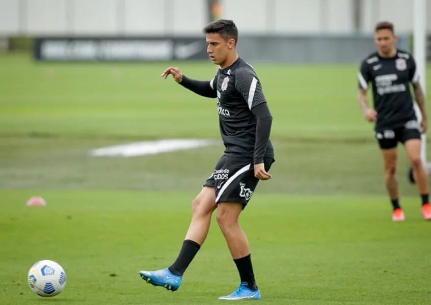 Sylvinho prega cautela e Mantuan volta a ser relacionado pelo Corinthians após 11 meses