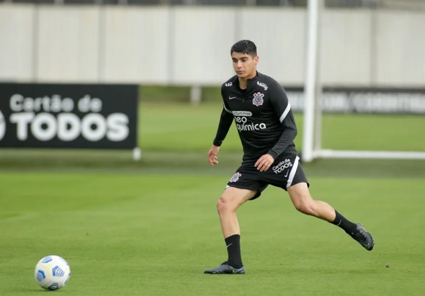 Araos 'ressurge' no Corinthians, e Sylvinho fala de oportunidades ao chileno: 'A resposta é do atleta'