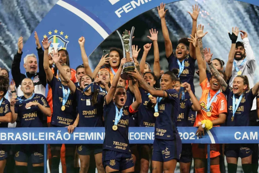 Time feminino do Corinthians vê premiação por título brasileiro aumentar, mas ser 113 vezes menor em relação ao masculino