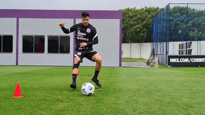 Roni sente dores na coxa e vira desfalque em treino do Corinthians