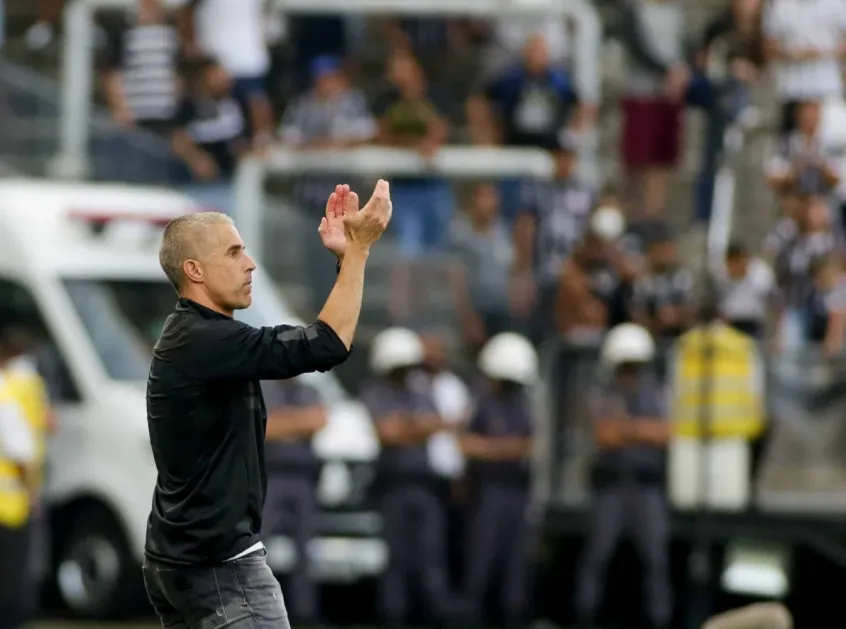 Saída de Sylvinho foi queda de braço entre torcida e diretoria do Corinthians 