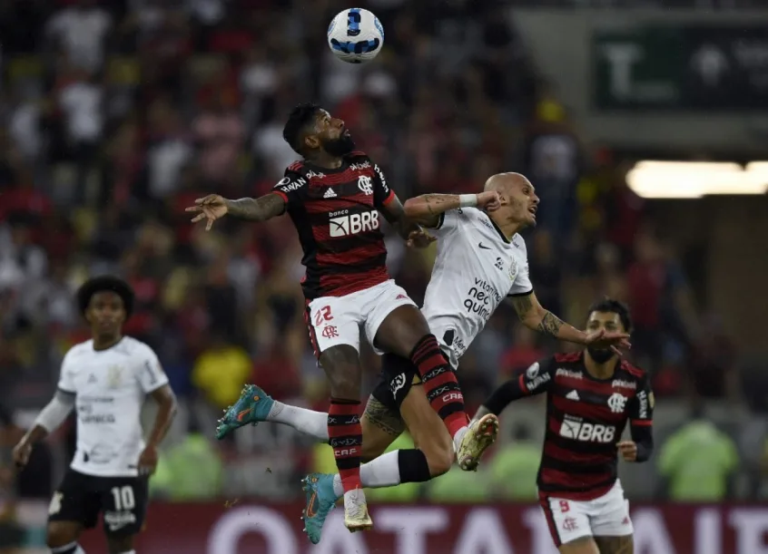 Fábio Santos compara Corinthians ao Flamengo: 