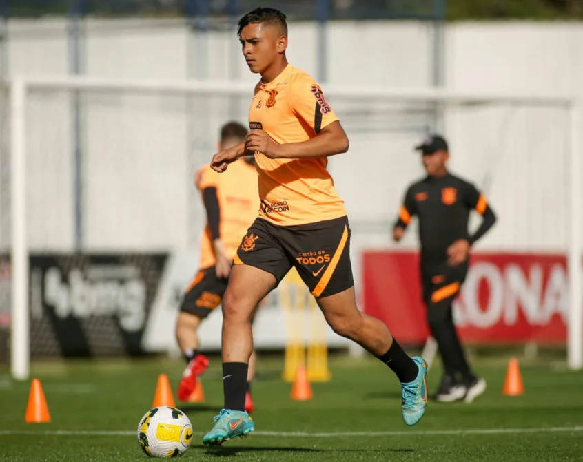 Crias do Terrão participam da preparação para o jogo contra o Internacional