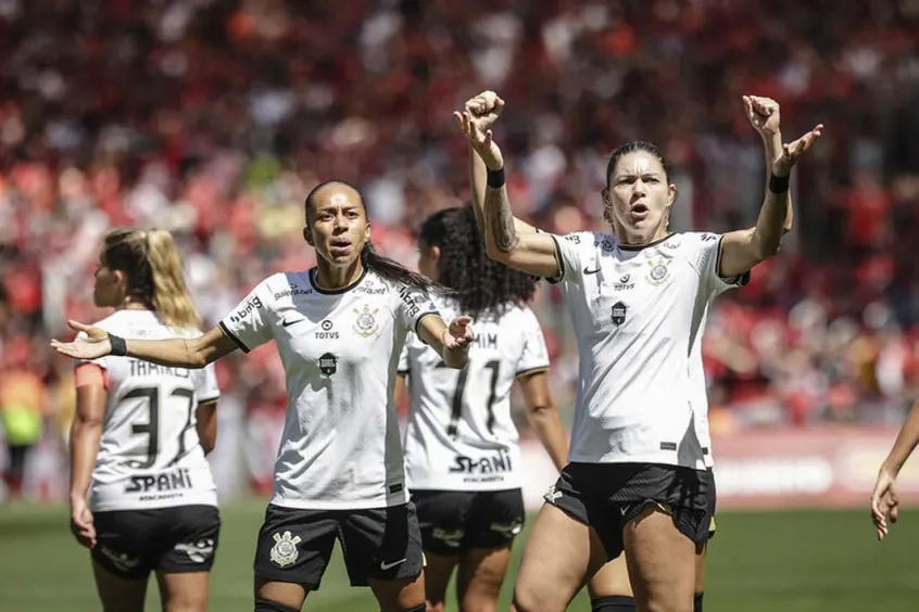 Fiel sofre por ingresso para final feminina. Clube fala em problema pontual