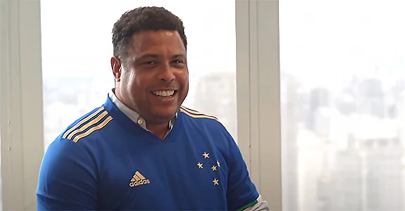 Corinthians está interessado em lateral do Cruzeiro e espera resposta de Ronaldo Fenômeno para avançar no negócio