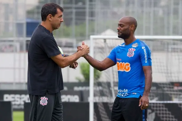 [ENQUETE] Voltando de suspensão, Carille está certo em bancar Love na equipe titular contra a Chapecoense?