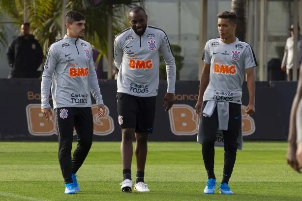 Pedrinho e Fagner se apresentam à seleções e desfalcam o Corinthians contra o Ceará