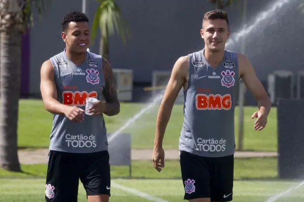 [COMENTE] Lucas Piton ou Sidcley: para você, quem deve ser o lateral titular do Corinthians?