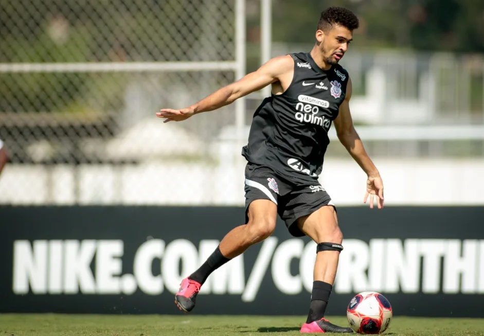 Entenda por que Léo Santos utiliza esse adereço na perna durante os treinamentos 