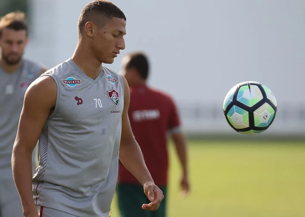 “Achei que era primeiro de abril”, ironiza Abel sobre interesse do Palmeiras por Richarlison