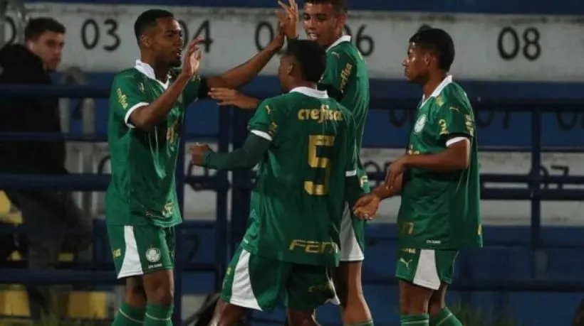 Palmeiras vence Santos por 3 a 0 e avança para a semifinal