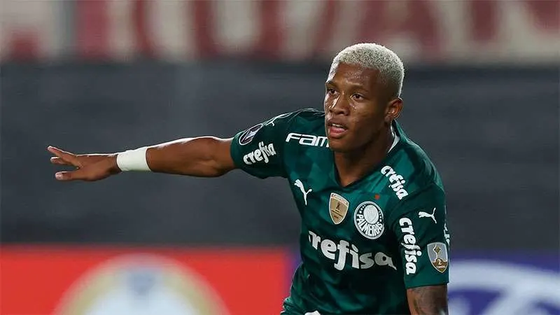 Arsenal faz proposta astronômica por Danilo, do Palmeiras