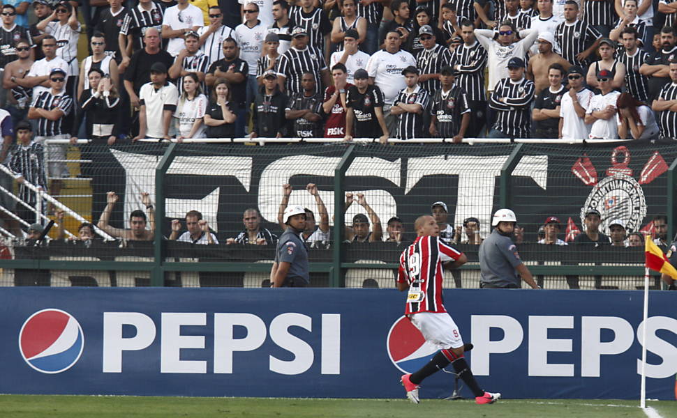 Zagueiro e goleiro são os melhores do Corinthians em triunfo no