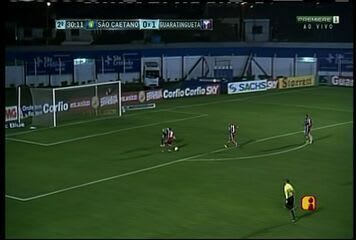 Por que jogadores deitam atrás da barreira nas cobranças de falta?