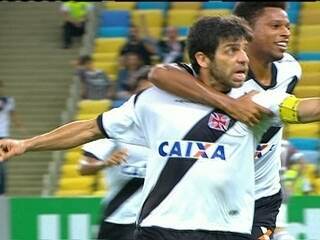 Jogador deita na barreira, e goleiro entra com a bola no gol: Teve Isso!