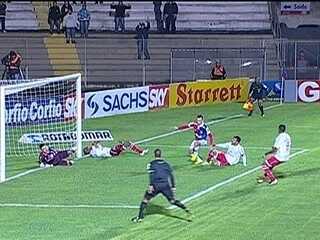 Jogador deita na barreira, e goleiro entra com a bola no gol: Teve Isso!