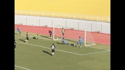 Jogador deita na barreira, e goleiro entra com a bola no gol: Teve Isso!