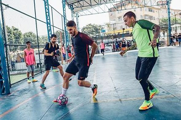 Vizeu bate bola com garotada em bairro da Zona Norte do Rio