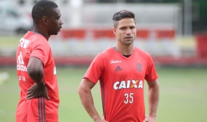 Zé Ricardo comanda treino tático em campo reduzido no CT