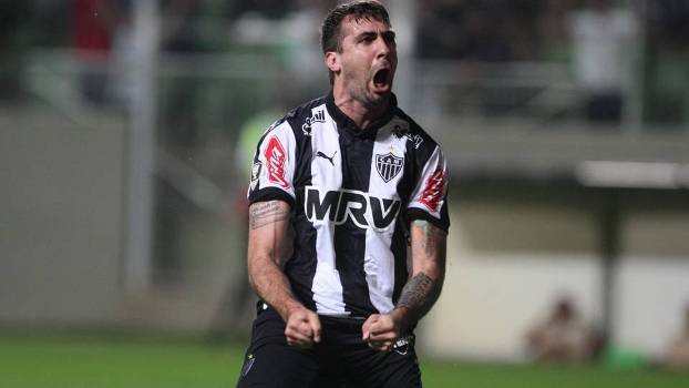 Pratto supera Renato Augusto e vira vice-líder na Bola de Ouro