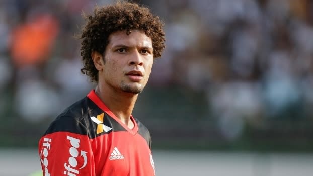 Com Diego, Willian Arão fica menos com a bola e vira "burocrático"