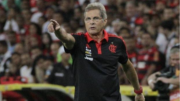 Técnico do Flamengo alivia arbitragem diante de tantas câmeras, mas cobra justiça no STJD