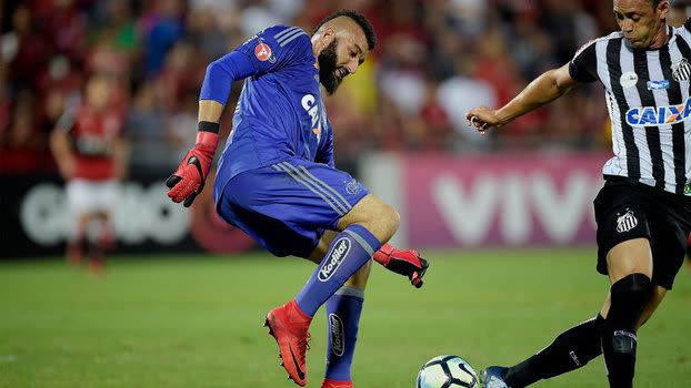 Muralha falha duas vezes, Santos vira sobre o Flamengo e se garante na fase de grupos da Libertadores