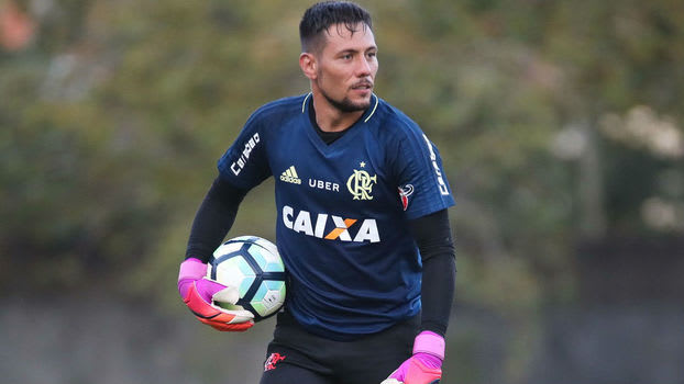 Carpegiani espera aval de preparador para contar com Diego Alves