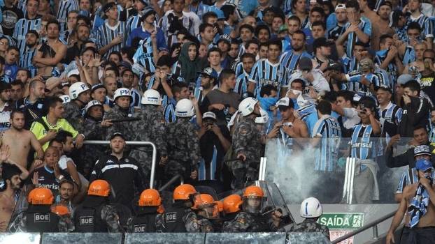 Gre-Nal termina com guerra de cadeiras e bomba no Beira-Rio