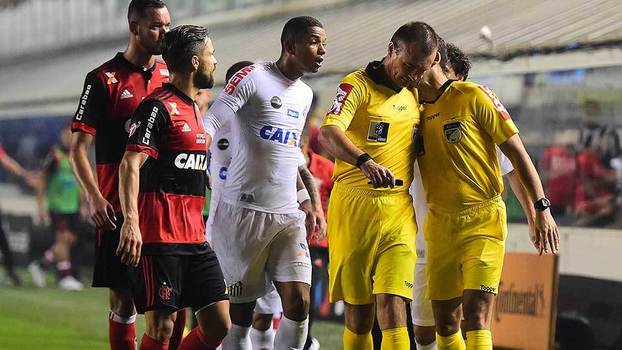 Santos estuda pedir anulação de jogo com Flamengo por ver interferência de repórter da Globo