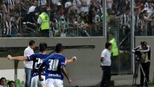 Cruzeiro vira, cala Horto e volta a vencer Atlético-MG depois de 11 jogos