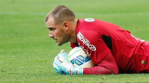 Após parar Pato, goleiro do Joinville entra na seleção do Bola de Prata