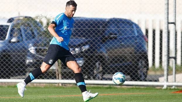 Desfalques farão Roger testar Bobô como titular contra Figueirense