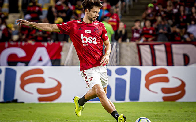 Por corte no joelho, Rodrigo Caio segue fora de treinos com elenco do Flamengo