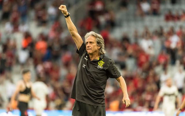 Edmundo rasga elogios a postura do treinador português Jorge Jesus; confira