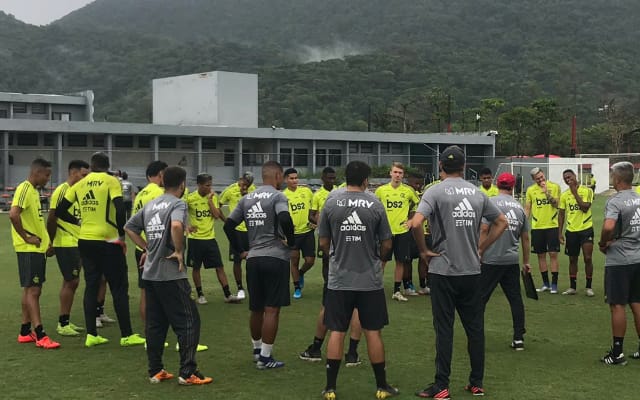 Maurício Souza projeta time titular do Flamengo para estreia diante do Macaé