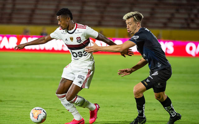 Com pênalti polêmico no fim, Flamengo fica no empate com o Del Valle e decide Recopa no Maracanã