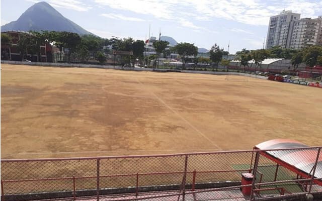 Após 15 anos, Flamengo inicia processo de troca do gramado do campo na Gávea