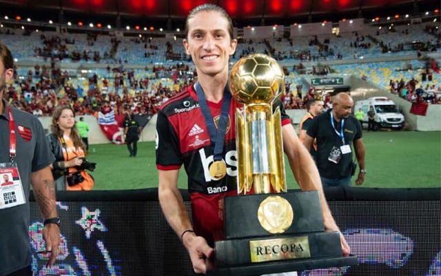 Amigo de Filipe Luís, Fàbregas brinca: “Outro? No Brasil tem troféu toda semana?”