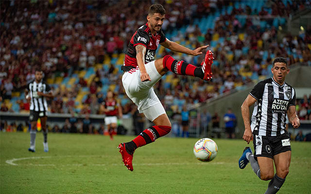 Brigando por espaço no Flamengo, Gustavo Henrique aponta diferenças entre Jorge Jesus e Sampaoli